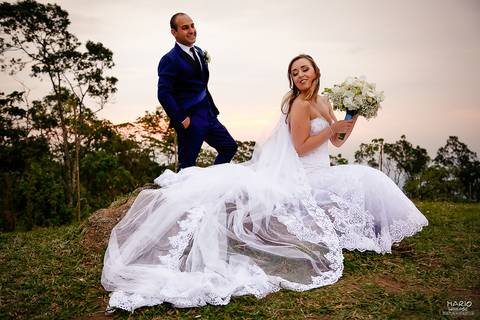 Casal posando para a foto'