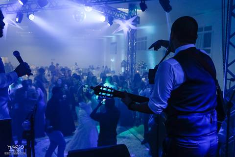 Felipe cantando com sua banda na festa para sua noiva Ariadne'