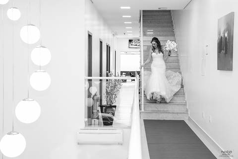 Noiva descendo as escadas do salão'