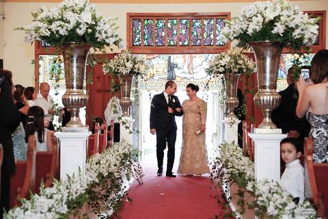 Felipe e mãe entrando na igreja'