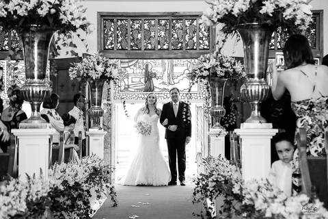 Ariadne e pai entrando na igreja'