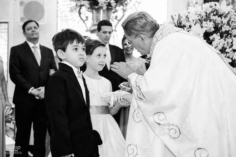 Padre recebendo as alianças'