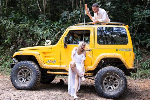 Noivo sacaneando a Noiva escondido'