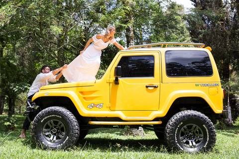 Noiva tentando escapar do noivo em uma brincadeira'