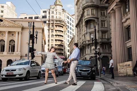 Dançando em frente aos carros'