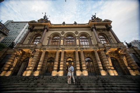 Novos em frente ao Teatro Municipal'