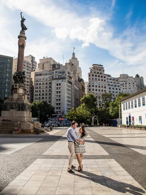 Aproveitando este lindo cenário com a praça vazia'