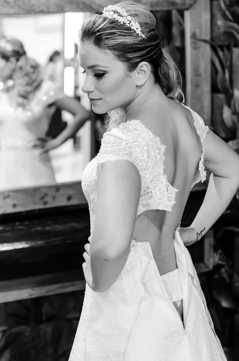 Quase pronta para fechar o vestido de noiva'
