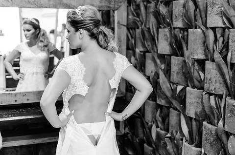 Quase pronta para fechar o vestido de noiva'