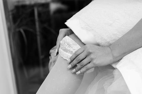 Detalhes da noiva colocando a meia'