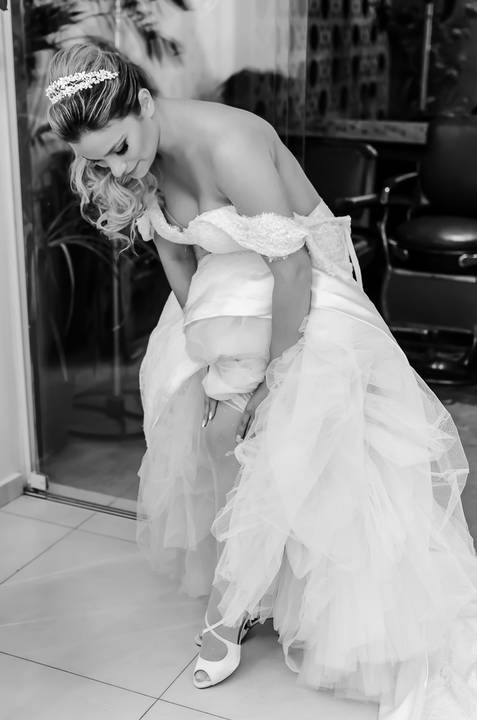 Noiva colocando a meia '