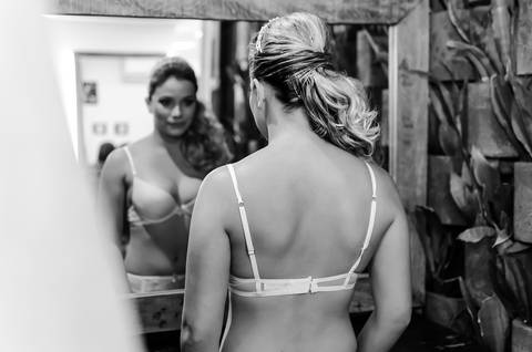 Noiva se admirando no espelho'