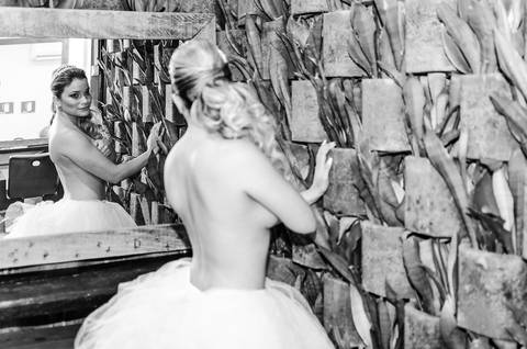 Noiva se olhado no espelho'