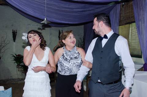 Chegada dos noivos ao Orquidário em SP para a cerimônia e festa'