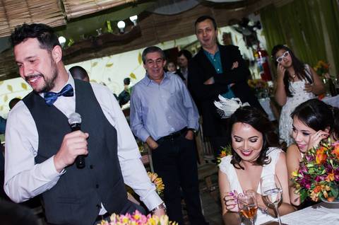 Não é que o noivo emocionou a noiva e filhas com seus votos?'