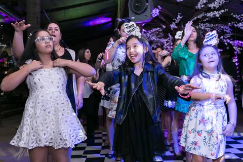 Filha arrasando na festa'