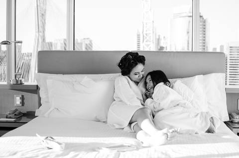 Um pouco de amor da noiva com a filha mais nova no hotel em seu making of'