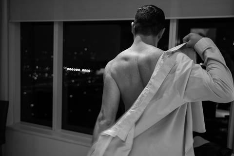 Making do noivo vestindo a camisa'