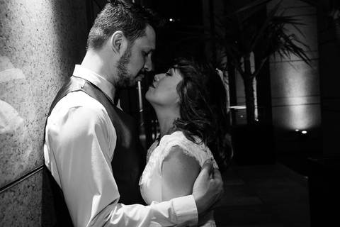 Noivos do lado de fora do hotel'