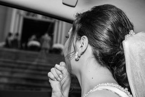 Noiva olhando seu noivo pela janela do carro'