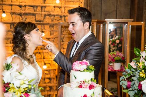 Brincadeira dos noivos na hora do corte do bolo'