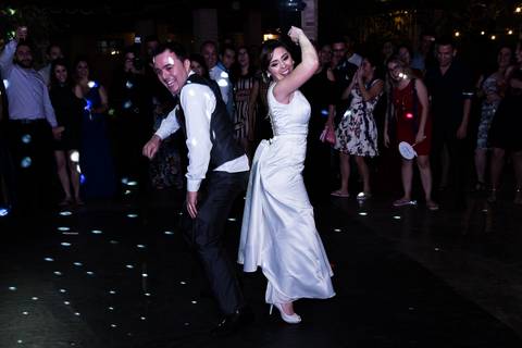 Noivos dançando e brincando na pista de dança'