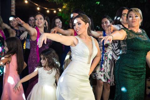 Noiva se exibindo ao noivo na pista de dança'