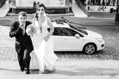 Noiva subindo as escadas da igreja com seu pai'