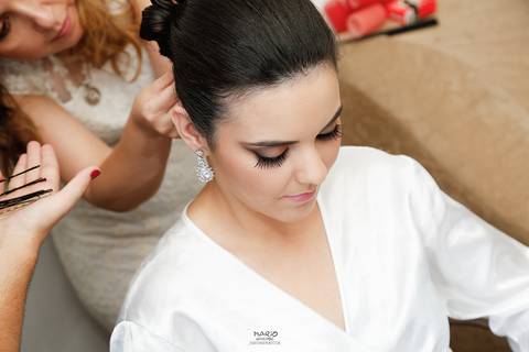 noiva arrumando o cabelo no making of'