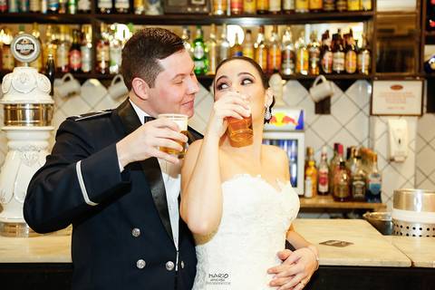 Noivos no bar tomando um chopp'