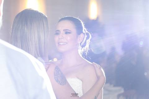 Emoção da noiva com sua amiga'