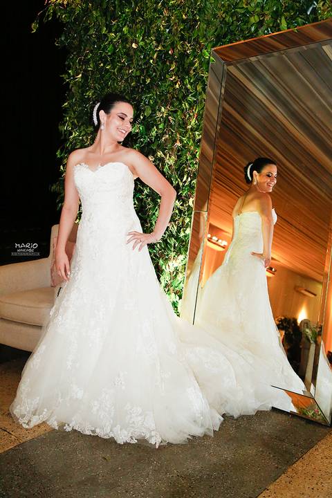 Noiva posando em frente ao espelho'