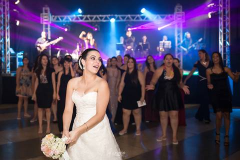 Noiva jogando o buquê'