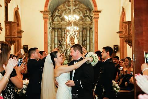 Noivos na porta da igreja'