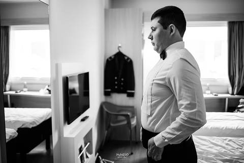 noivo se arrumando no making of'