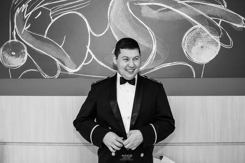 noivo se arrumando no making of'