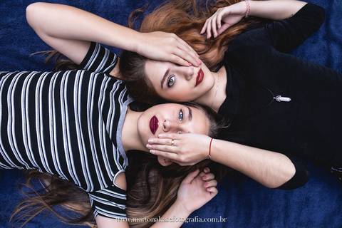 Modelos Jessica e Nicole posando para o ensaio'