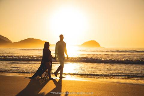 Ensaio de Gestante na praia ao nascer do Sol'