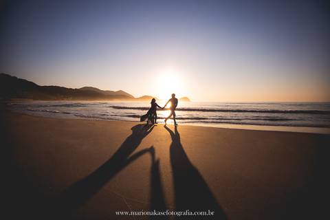 Ensaio de Gestante na praia ao nascer do Sol'