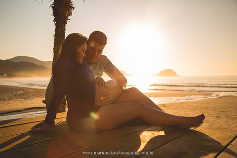 Ensaio de Gestante na praia ao nascer do Sol'
