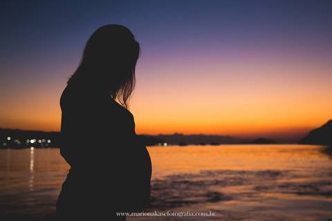 Ensaio de Gestante na praia ao nascer do Sol'