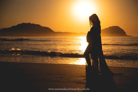 Ensaio de Gestante na praia ao nascer do Sol'