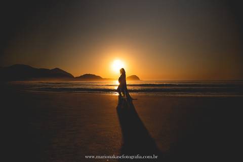 Ensaio de Gestante na praia ao nascer do Sol'
