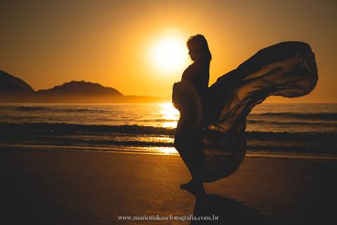 Ensaio de Gestante na praia ao nascer do Sol'
