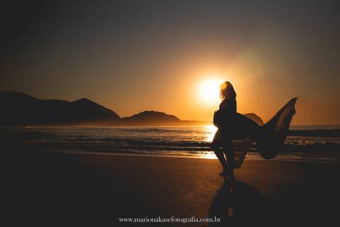 Ensaio de Gestante na praia ao nascer do Sol'