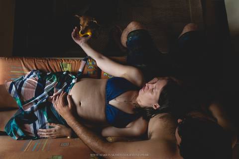 Ensaio de gestante na praia por Mario Nakase Fotografia. Momento particular com a cachorrinha do coração'