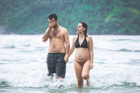 Ensaio de gestante na praia por Mario Nakase Fotografia. Momento particular dos dois.'