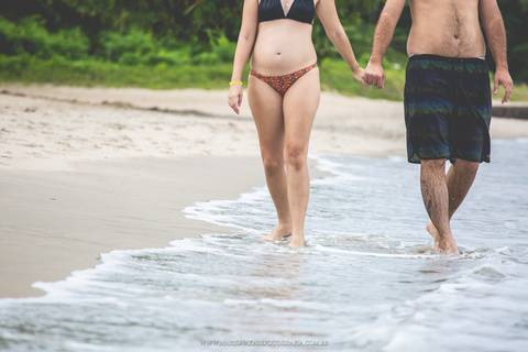 Ensaio de gestante na praia por Mario Nakase Fotografia. Retrato do que representa este ensaio.'