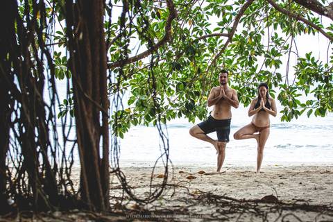 Ensaio de gestante na praia por Mario Nakase Fotografia. Prática de Ioga que ambos adoram.'