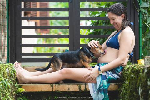 Ensaio de gestante na praia por Mario Nakase Fotografia. Aquele beijeinho na 